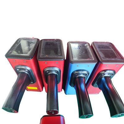 متر لیزری دستی زرد خاکستری و صفحه کالیبراسیون برای محاسبه دقیق فاصله