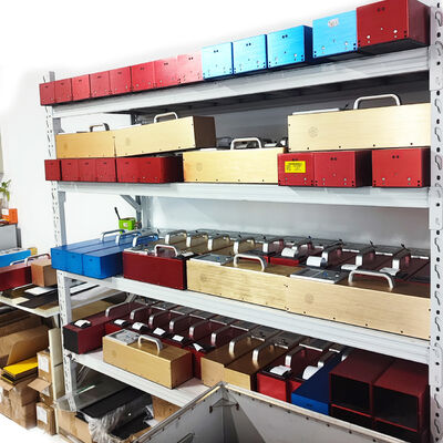 فضای ذخیره‌سازی داده ۱۶ گیگابایتی، متر رترورفلکتور با خطای اندازه‌گیری تکرارپذیری کمتر از ۳ درصد و حجم کلی ۷۰۰ میلی‌متر × ۱۳۵ میلی‌متر × ۱۱۵ میلی‌متر، طراحی شده برای کاربردهای آزمایشی