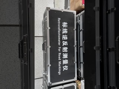 رترورفلتومتر برای علامت گذاری جاده